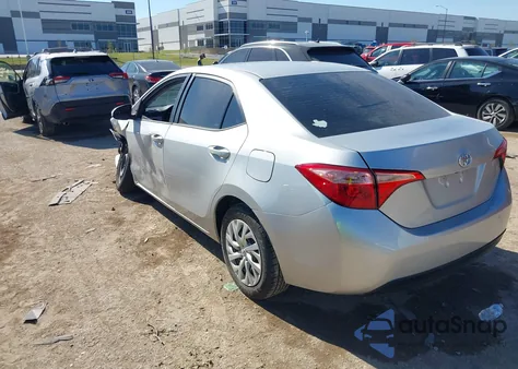2018 Toyota Corolla Le z USA, uszkodzony, nr VIN 5YFBURHE9JP812132